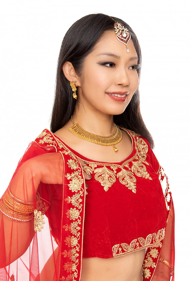 ゴールド・ドクラデザイン　ネックレス＆ピアスセット　インド伝統アクセサリー 9 - 着用例です
