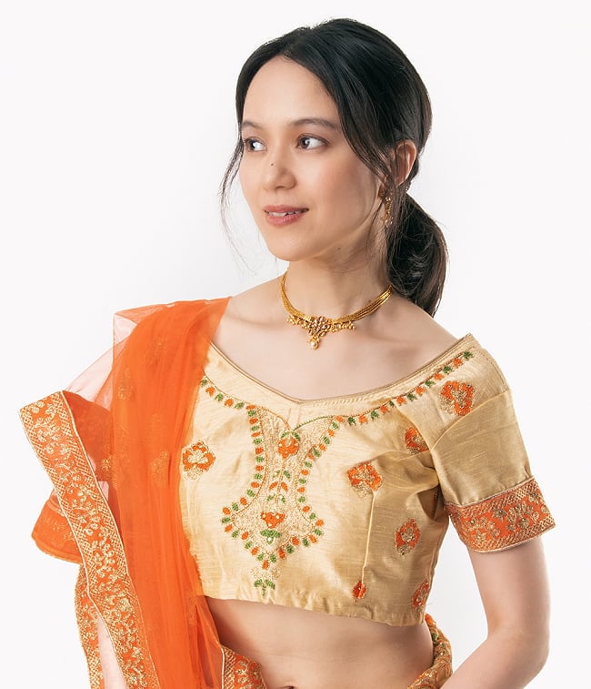 ゴールド・ドクラデザイン　ネックレス＆ピアスセット　インド伝統アクセサリー 9 - 着用例です