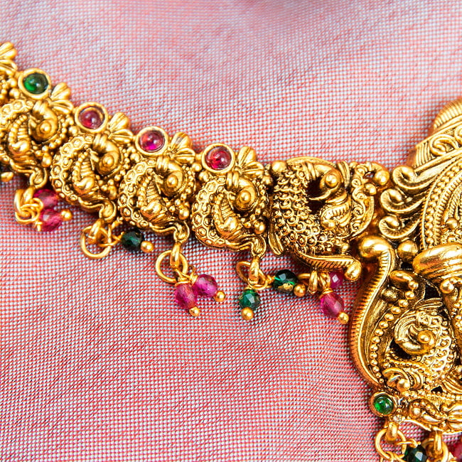 テンプルジュエリー ラクシュミーのショートネックレス ジュムキ アクセサリー2点セット〔ネックレス、ピアス〕 マルチカラー 4 - サイドモチーフの拡大写真です。光を受けると美しく輝きます。