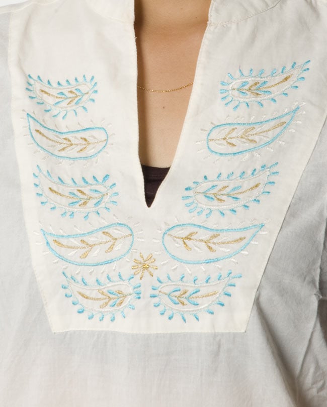 ペイズリー刺繍のルームウェア 【オフホワイト】 2 - 胸元をアップにしてみました。インドらしい刺繍が可愛いです!