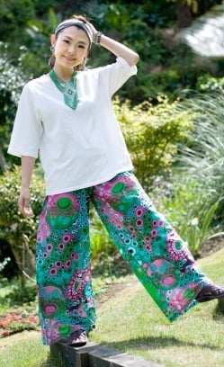 ローライズのカラフルプリントのワイドパンツ - サブ2