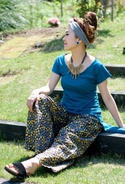 ローライズのカラフルプリントのワイドパンツ - サブ3