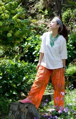 ローライズのカラフルプリントのワイドパンツ - サブ4