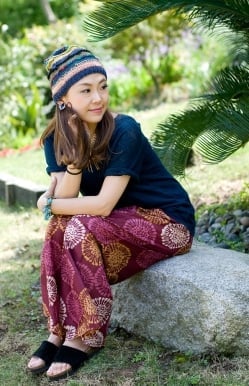 ローライズのカラフルプリントのワイドパンツ - サブ5