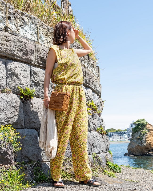 インド木版染のコットンストレートパンツ 5 - 身長165cmの着用例です。トップスも合わせてセットアップでもお楽しみいただけます。