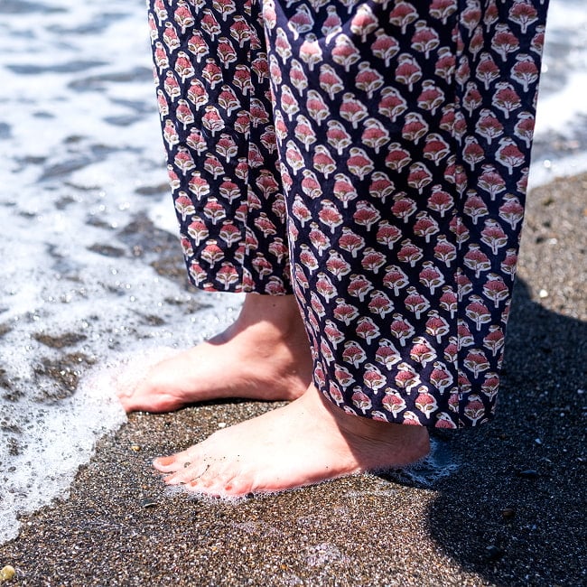 インド木版染のコットンストレートパンツ 9 - 短めの丈が夏は嬉しい!