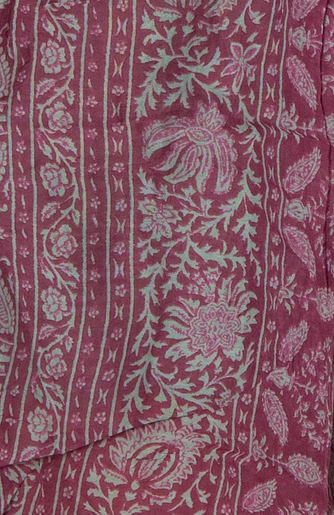 ペイズリー インナースリットバルーンパンツ 【赤紫・緑系】の商品写真 4枚目 柄をアップにしてみました。