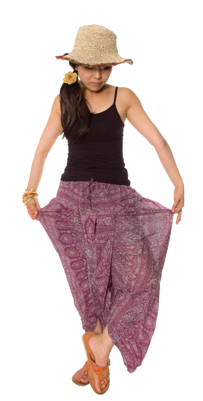 ペイズリー インナースリットバルーンパンツ 【赤紫・緑系】の商品写真 1枚目 身長150cmのモデルさんが着用してみました。身長170cm位までの方であれば着られます。