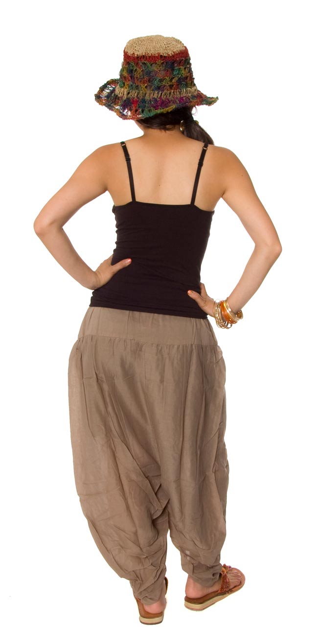 シンプル インナースリットバルーンパンツ 【ベージュ】の商品写真 2枚目 後ろ姿はこんな感じです。