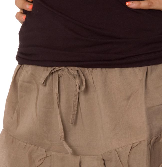 シンプル インナースリットバルーンパンツ 【ベージュ】の商品写真 3枚目 ウエスト部分はゴムと紐なので楽ちんです!