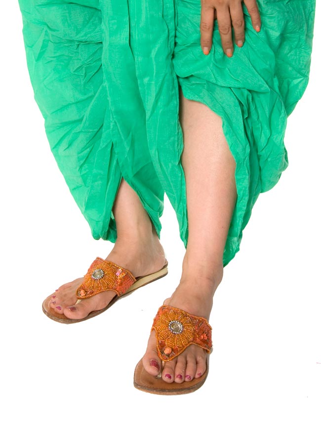 シンプル インナースリットバルーンパンツ 【ベージュ】の商品写真 4枚目 足はここから出てきます面白い形ですね。(こちらは同じデザインの色違いです)