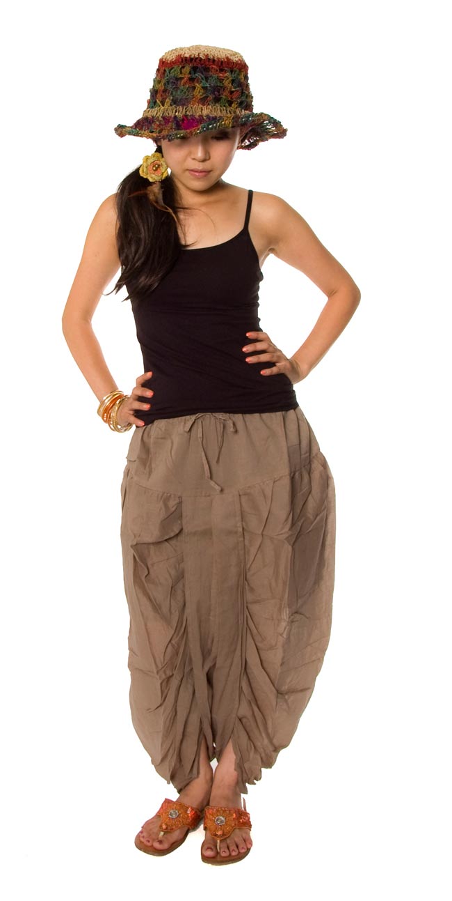 シンプル インナースリットバルーンパンツ 【ベージュ】の商品写真 1枚目 身長150cmのモデルさんが着用してみました。身長170cm位までの方であれば着られます。