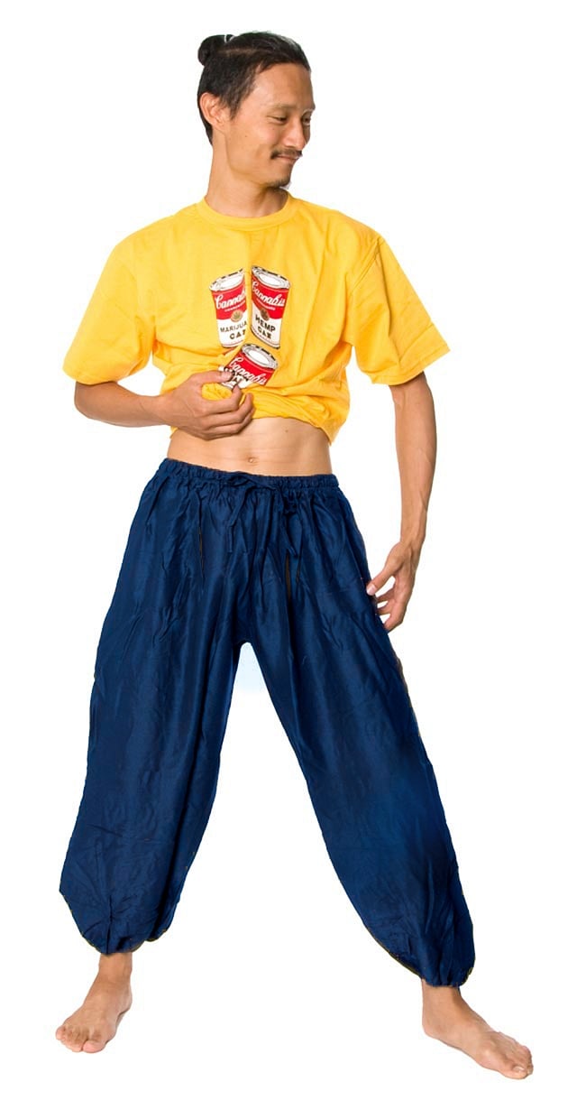 シンプルレーヨンパンツ 【ネイビー】の写真1枚目です。180cmのモデルさんが着てみました。とっても楽ちんで履きやすいですよ！レーヨン パンツ,男性 パンツ,女性 パンツ