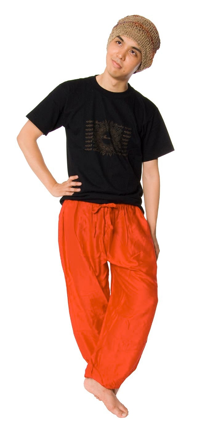 シンプルレーヨンパンツ 【オレンジ】の写真1枚目です。170cmのモデルさんが着てみました。とっても楽ちんで履きやすいですよ！レーヨン パンツ,男性 パンツ,女性 パンツ