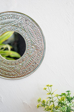 バリのアルミエンボス細工 ラウンドミラー - Sサイズ 幅約：34cm - サブ3