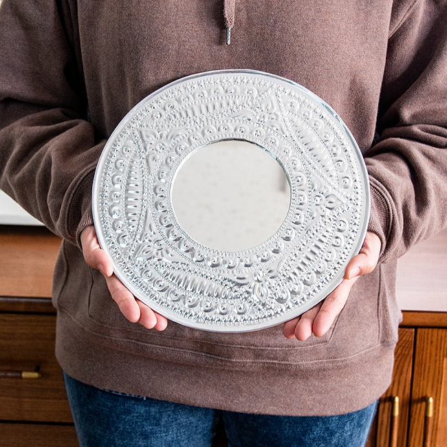 バリのアルミエンボス細工 ラウンドミラー - Sサイズ 幅約:27.5cm 6 - 手に取るとこれくらいの大きさです。