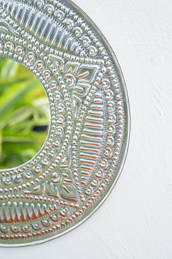 バリのアルミエンボス細工 ラウンドミラー - Mサイズ 幅約：38.5cm - サブ4