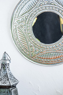 バリのアルミエンボス細工 ラウンドミラー - Mサイズ 幅約：38.5cm - サブ5