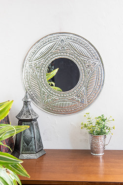 バリのアルミエンボス細工 ラウンドミラー - Lサイズ 幅約：48.5cm - サブ2