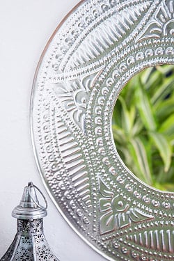 バリのアルミエンボス細工 ラウンドミラー - Lサイズ 幅約：48.5cm - サブ5