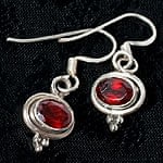[シルバー925]インドの手作りシルバーピアス［ガーネット］の商品写真