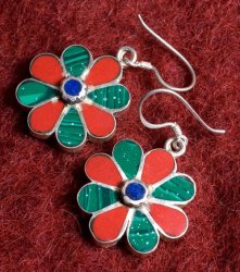 チベタンメタルピアス - お花　赤の商品写真