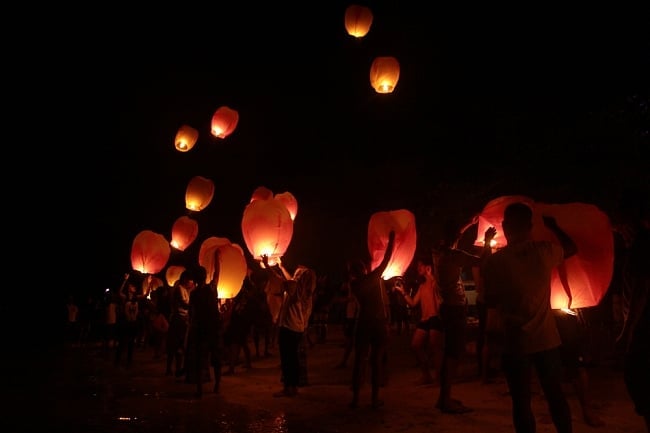 大空に舞い上がるランタン ホワイト系【アジアの文化紹介用・無保証・100個セット】 15 - 海外でスカイランタンを楽しんでいる所です
