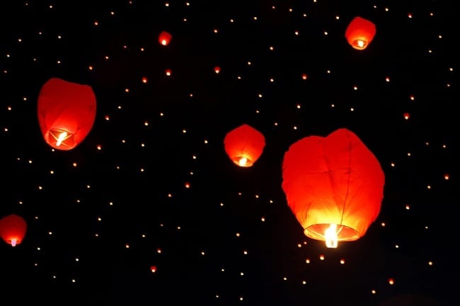 大空に舞い上がる空飛ぶランタン　タイのコムローイ祭りなどで有名 【アジアの文化紹介用・無保証・100個セット】 2 - いっぱい飛ぶと綺麗ですね
