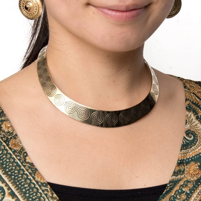 インドのゴールドメタル更紗模様チョーカー 8 - 類似品のモデルさん着用例です