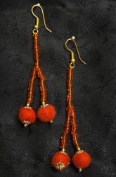 フェルトとビーズのピアス - オレンジの商品写真