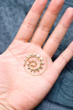 ドットのうずまきゴールドピアス - サブ4