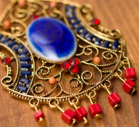 大きなストーンの伝統模様ピアスの商品写真