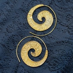 孔雀模様のうずまきピアス