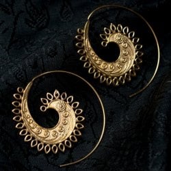 孔雀模様のうずまきピアス