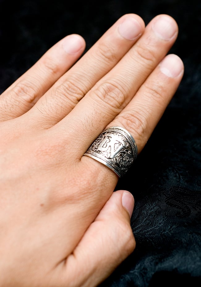 チベット・オーンのシルバーチベタンリング 5 - 実際に着けてみました、指に触れる部分がひんやりとするような上質な指輪です