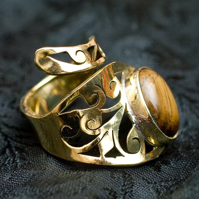 【安心のフリーサイズ】インドのペイズリー柄ゴールド天然石リング(アソート) 2 - サイドから違う角度で撮ってみました