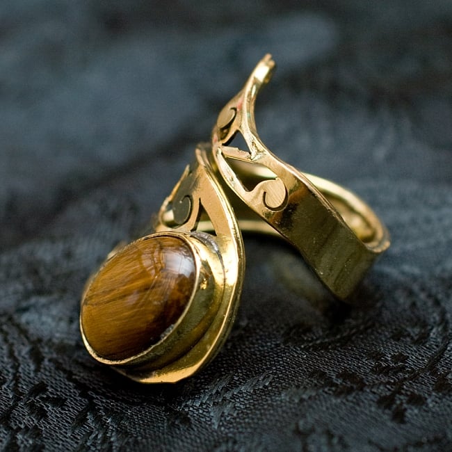 【安心のフリーサイズ】インドのペイズリー柄ゴールド天然石リング(アソート) 3 - 先ほどとは異なる角度から撮ってみました