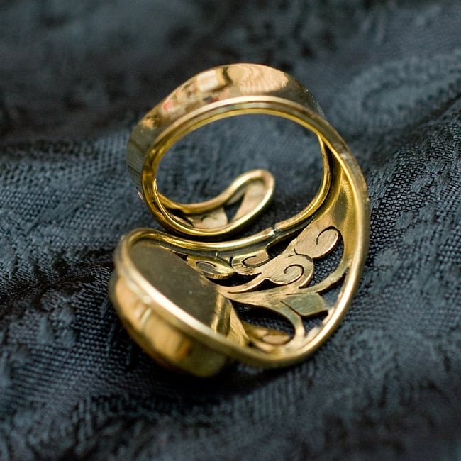 【安心のフリーサイズ】インドのペイズリー柄ゴールド天然石リング(アソート) 4 - 背面（指輪のてのひら面）はこのような感じです