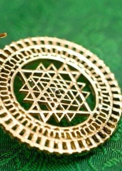 ヤントラのゴールデンピアス - サブ2