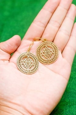 ヤントラのゴールデンピアス - サブ4