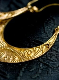 ペイズリー（更紗）の三日月ゴールドピアス - サブ2