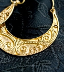 ペイズリー（更紗）の三日月ゴールドピアス - サブ3