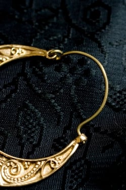 ペイズリー（更紗）の三日月ゴールドピアス - サブ4