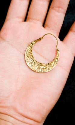 ペイズリー（更紗）の三日月ゴールドピアス - サブ5