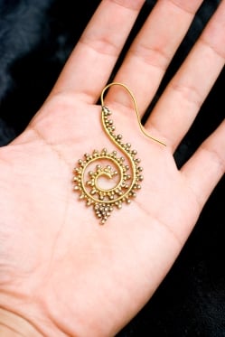 うずまきドットの艶めきゴールドピアス - サブ4