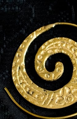 インド伝統模樣のぐるぐるゴールドピアス - サブ2