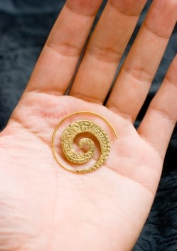 インド伝統模樣のぐるぐるゴールドピアス - サブ3