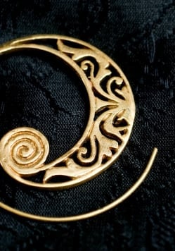 インド伝統模樣の艶めきゴールドピアス - サブ2