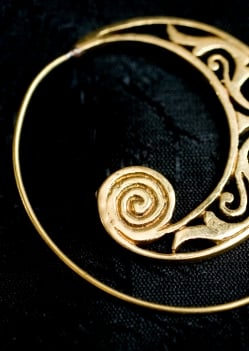 インド伝統模樣の艶めきゴールドピアス - サブ3