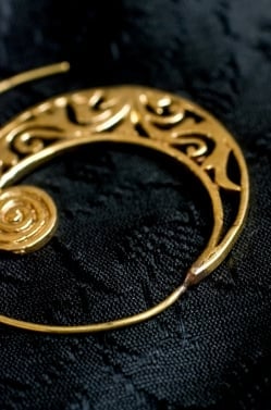 インド伝統模樣の艶めきゴールドピアス - サブ4